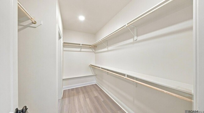 Building Photo - 7211 Kenilworth Crossing Ave