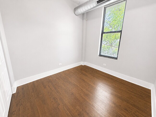 Building Photo - 1044 W 18th St