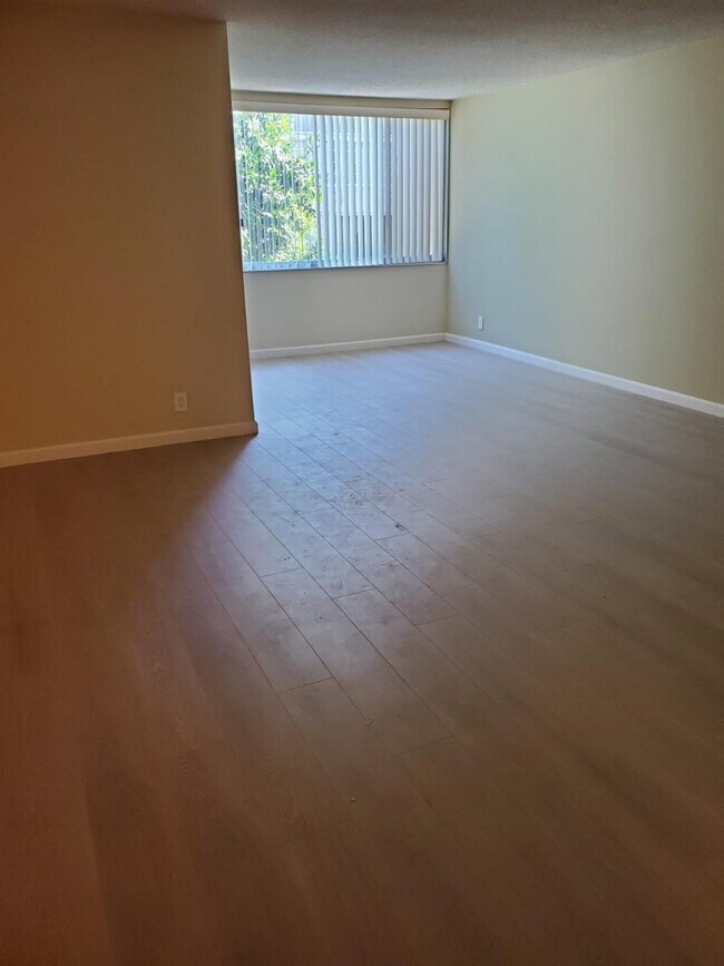 Building Photo - 5301 Balboa Blvd