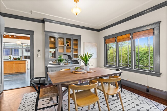 Beautiful restored, original windows and built-in cabinets - 2835 Georgia St