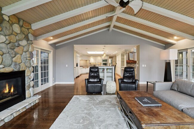 Building Photo - Minnetonka Lakeshore