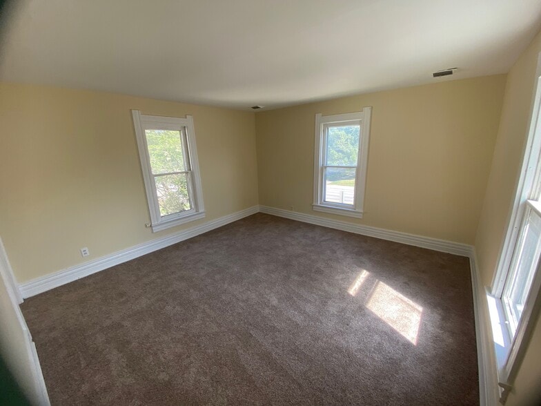 Living room - 608 S Main St