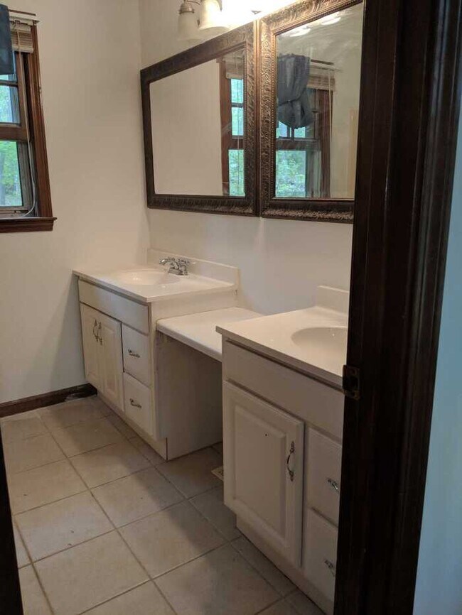 Building Photo - 144 Fern Forest Dr