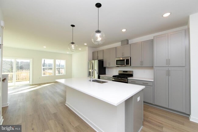 Building Photo - 65 Basswood St