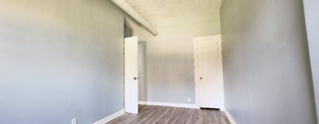 Building Photo - 8004 S Eberhart Ave