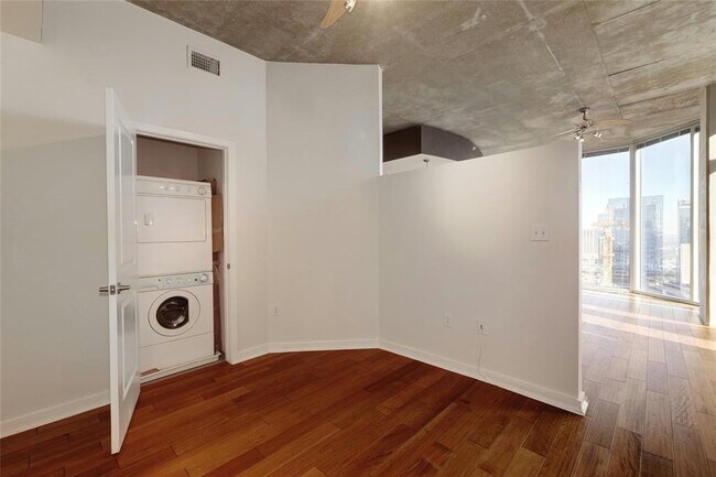 Building Photo - 360 Nueces St
