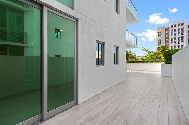 Building Photo - 475 E Royal Palm Rd
