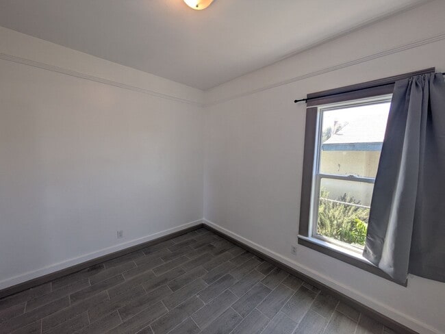 Building Photo - Bright & Clean 2 Bed | 1 Bath Home With a separate Den– 906 Sq. Ft. with Private Parking! Now Ava...