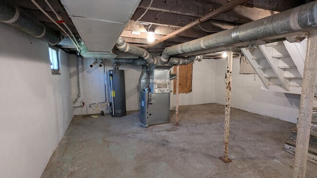 Building Photo - 4-Bedroom, 1-Bathroom Single Family Home f...