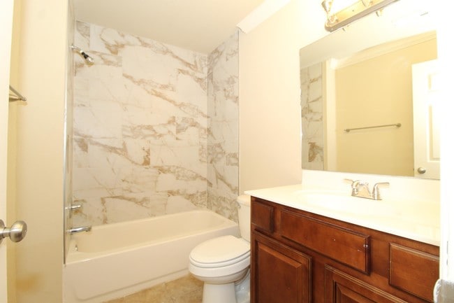 Building Photo - 2556 E Turtle Creek Dr