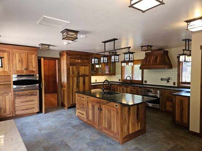 Building Photo - Stunning 5 Bed 3 Bath Naglee Park Home Wit...