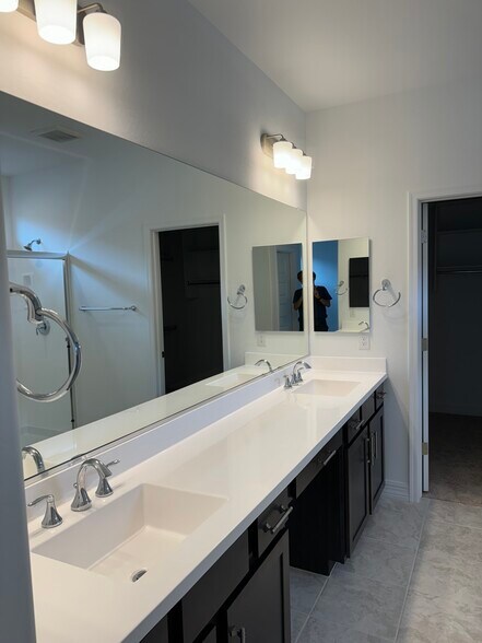 Building Photo - 8758 W Medlock Dr