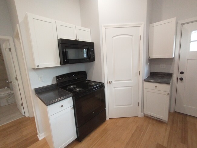 Kitchen w/pantry - 1667 Bellemeade Ave