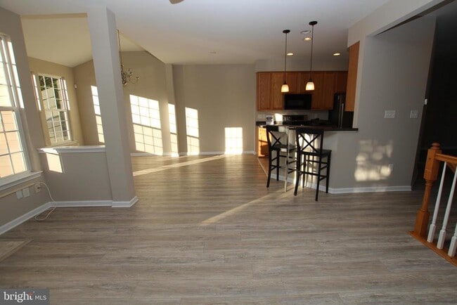 Building Photo - 10023 Iron Pointe Dr