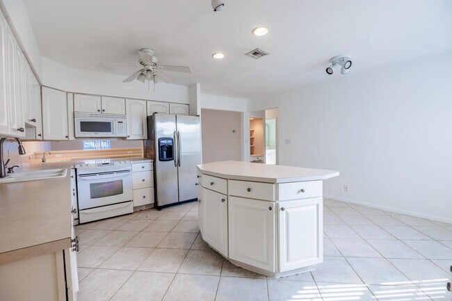 Building Photo - 527 W Jasmine Dr