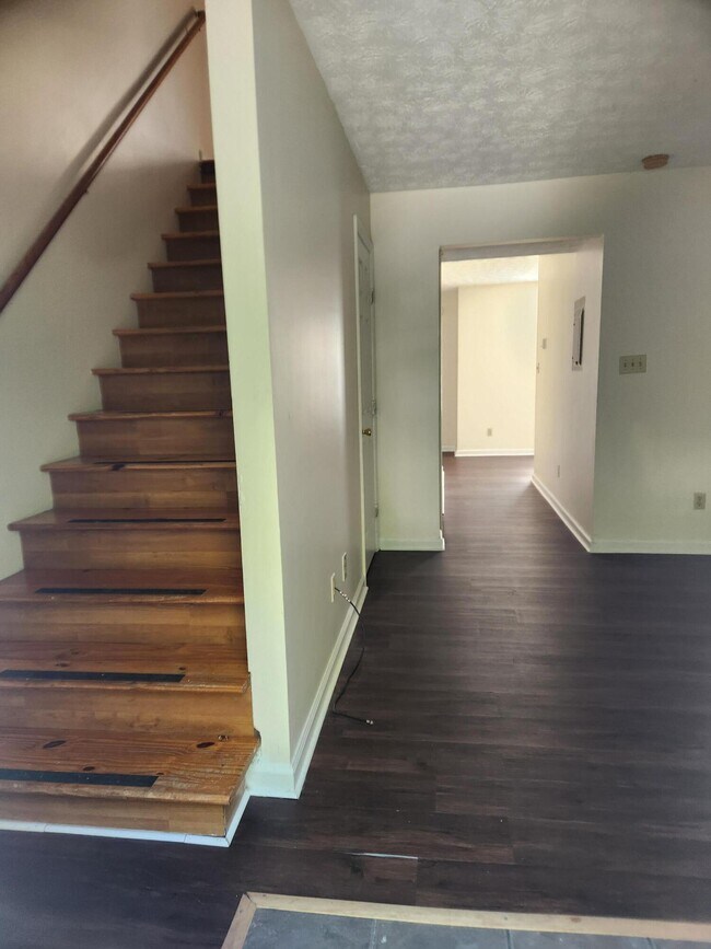 Building Photo - 105 Woods Trail
