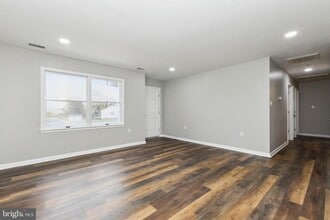 Building Photo - 100 Heathrow Ln