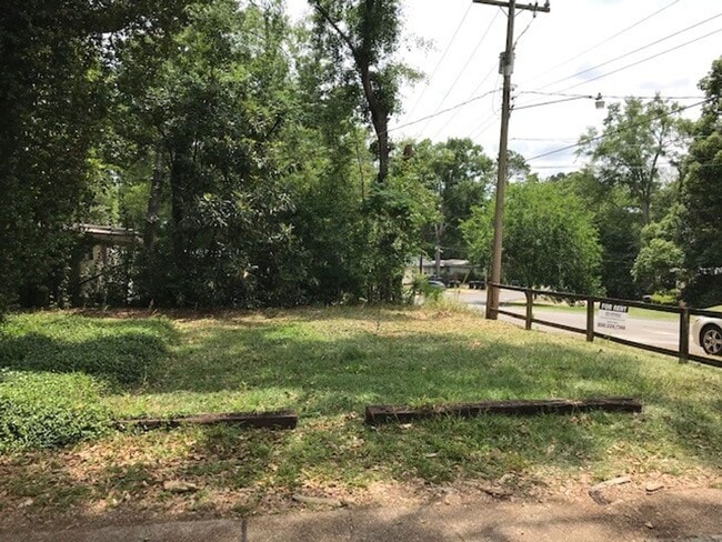 Building Photo - 3 Bed House on Atkamire Drive, close to stadium. Available August 2026!