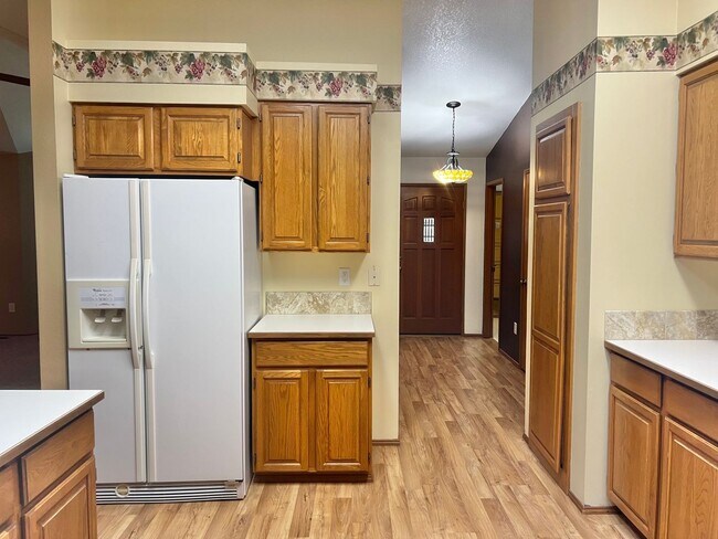 Building Photo - Charming Rambler 3-Bed/2-Bath Available Now!