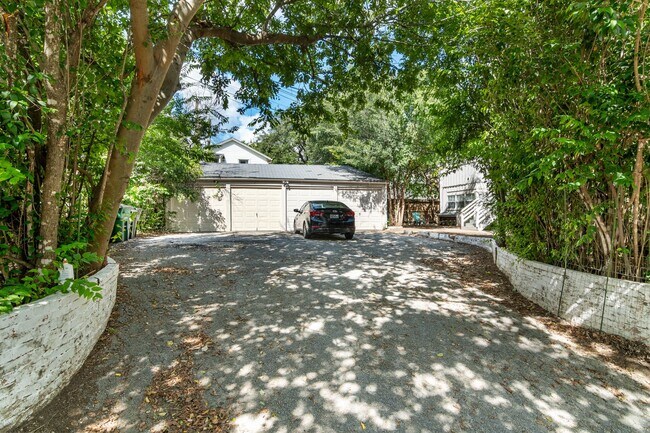 Building Photo - 268 E Lullwood Ave