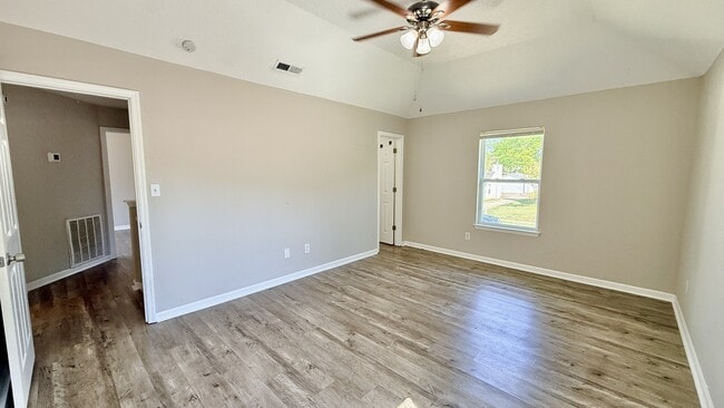 Building Photo - 2531 Clovis Rd SW