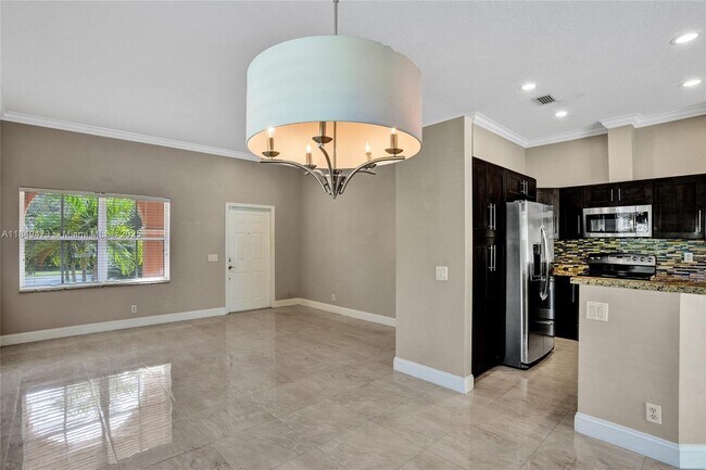 Building Photo - 1100 Chinaberry Dr