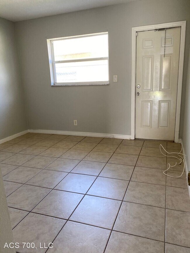 Building Photo - 2 br, 1 bath Apartment - 700 SW 16th Ave
