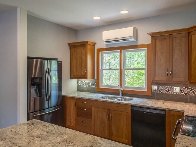 Building Photo - Beautiful Three Bedroom with Stunning View...