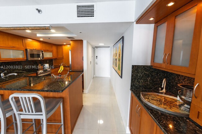 Building Photo - 1717 N Bayshore Dr