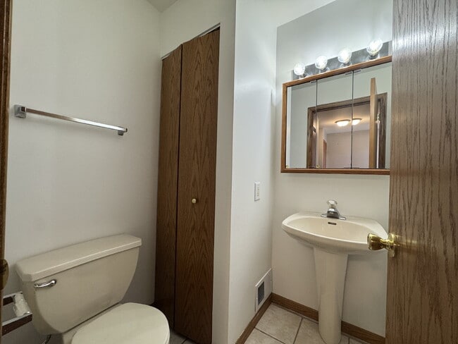 Building Photo - 2 BD/1.5 B at Windsor Court Townhomes in Ottawa IL! 1405 Windsor Court