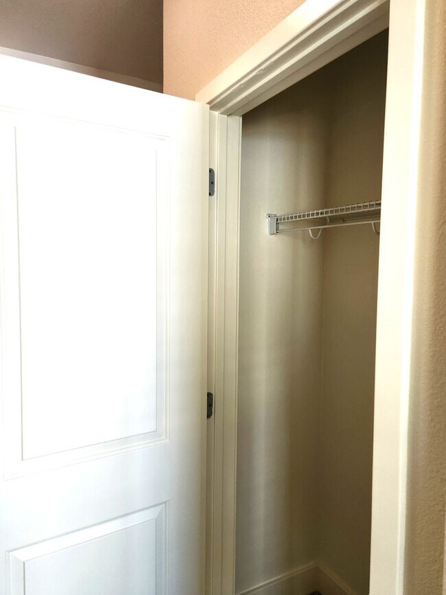 Building Photo - Bright & Sunny City Center townhouse style condo Great location, Nice 2 bedroom 2.5 bathroom