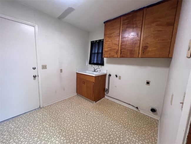 Building Photo - 626 N Resident St