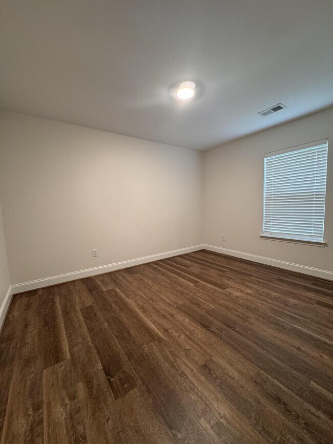 Building Photo - Sign a 12-month lease now and receive the ...