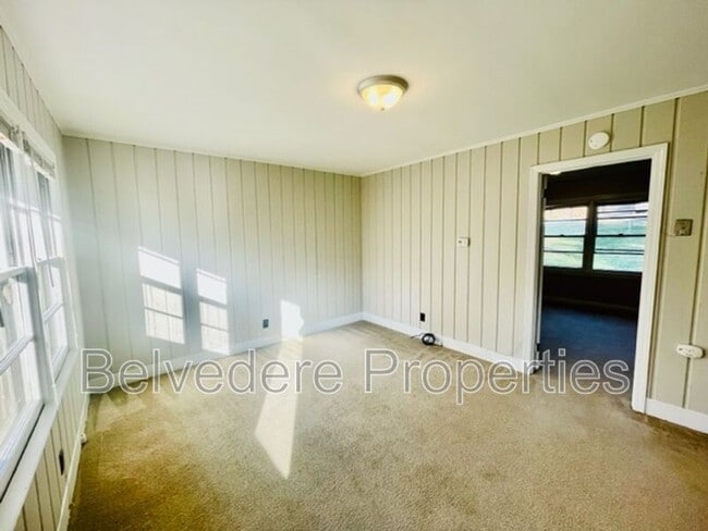 Building Photo - 215 McIver St