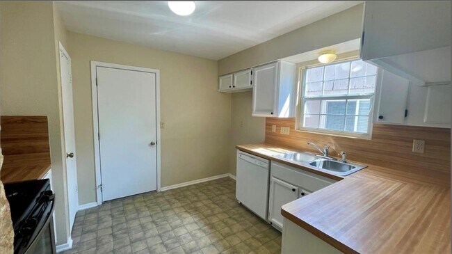 Building Photo - 509 Riverwood Dr