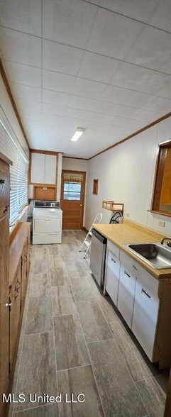 Building Photo - 2083 Martin Rd