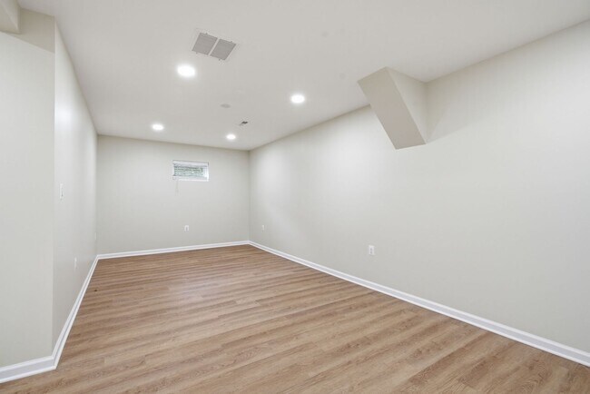 Building Photo - 18 Grandin Cir