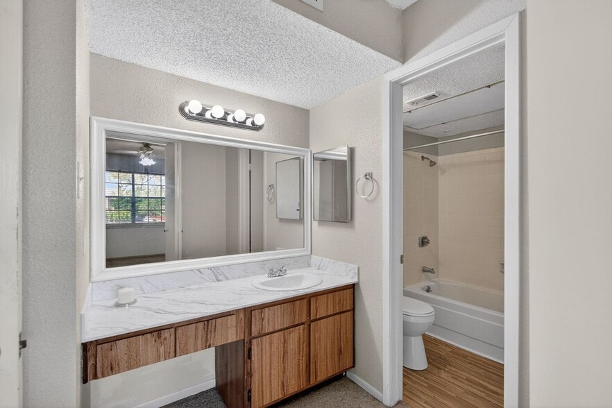 Building Photo - 2800 Jeanetta St