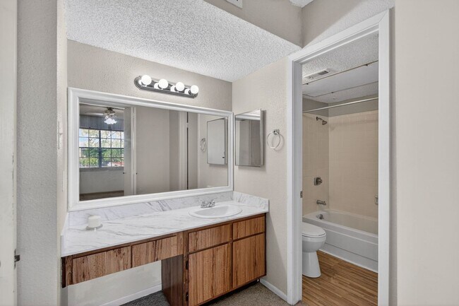 Building Photo - Charming 1BR Condo in Houston