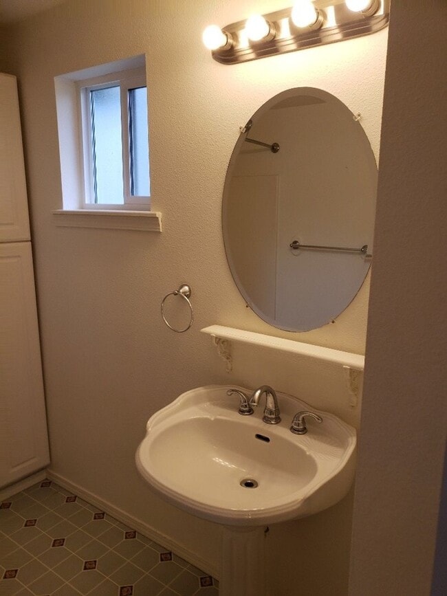 Building Photo - STATUS:RENTED-| R122 | $1795