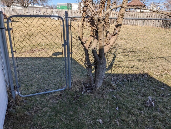 Building Photo - 2411 Carnation Dr