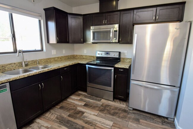 Building Photo - Modern 3 Bed 3 Bath - Less than 1 Mile to University of Arizona