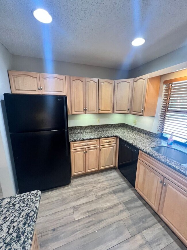 Building Photo - BEAUTIFUL 3 BEDROOM POOL HOME IN SANDPIPER...