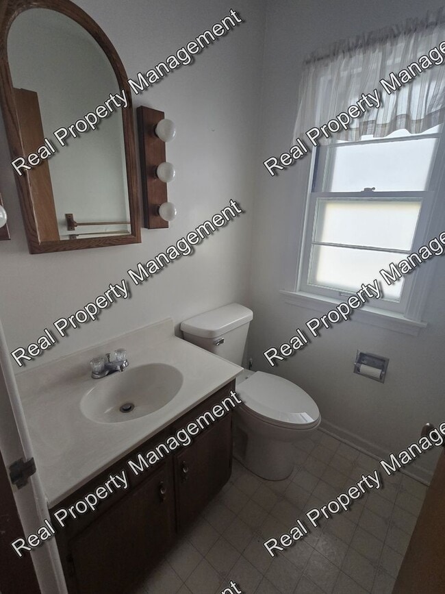 Building Photo - Spacious Three Bedroom