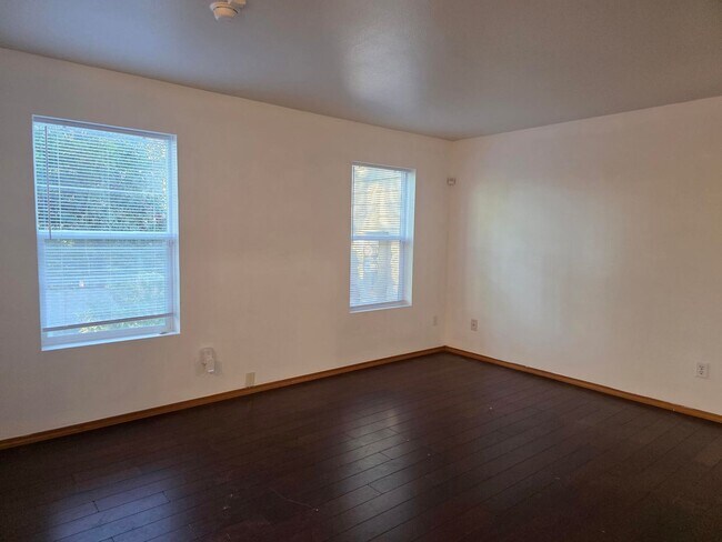 Building Photo - 3 Bedroom Duplex in Kingston!
