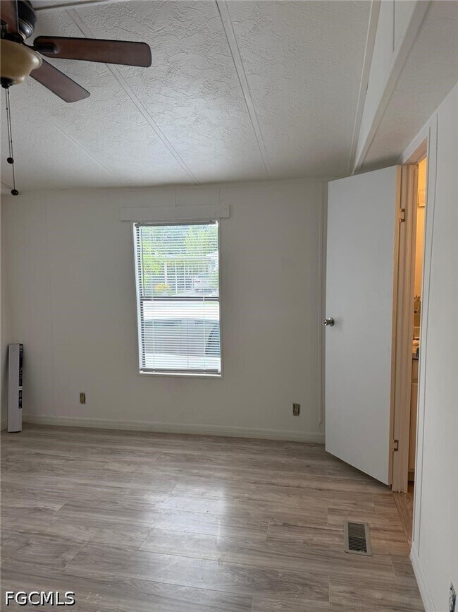 Building Photo - 130 Lantern Pl
