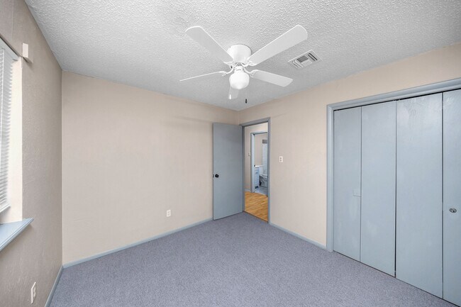 Building Photo - 4213 SW Summit Ave