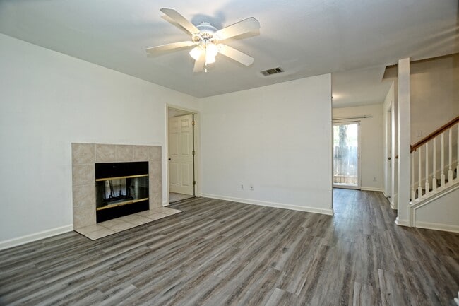 Building Photo - 101 S Mockingbird Cir