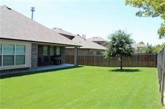 Building Photo - Great Location, available NOW!