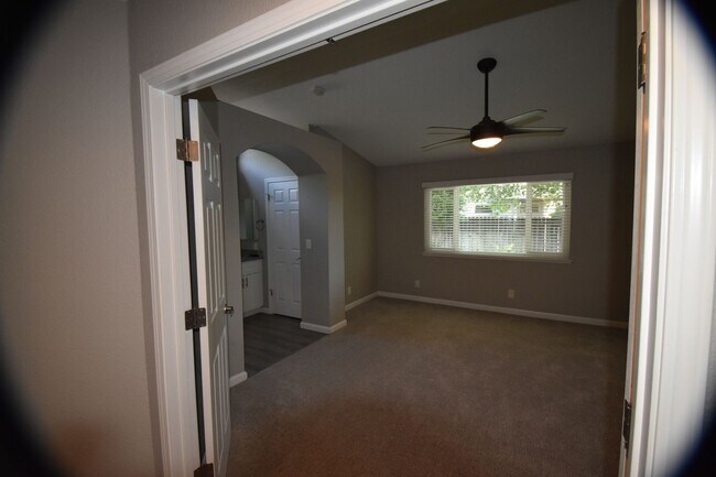 Building Photo - 301 Willowwood Ct